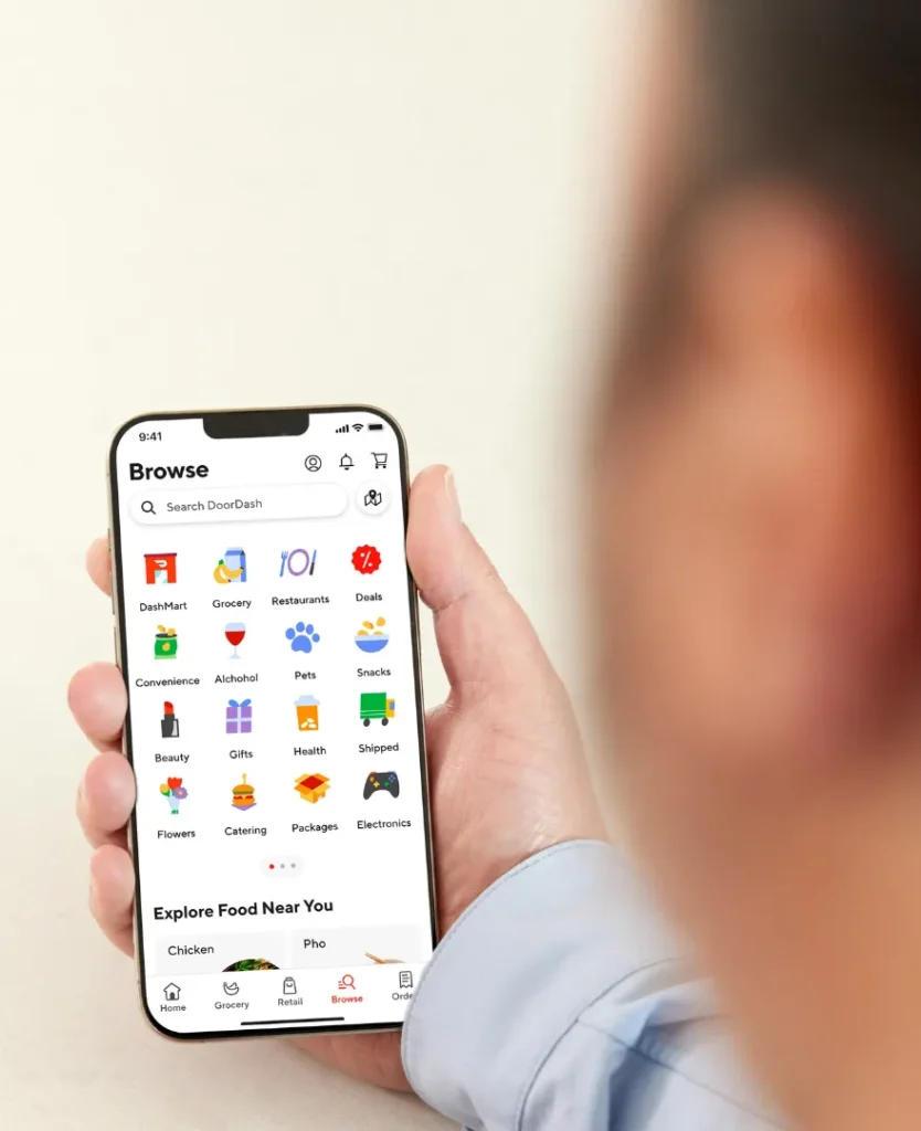 Pessoa usando um aplicativo para comparar preços no celular