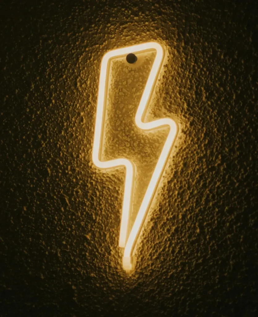 Ícone de raio neon iluminado em fundo escuro, representando o conceito de ofertas relâmpago Ninjaxpromo.