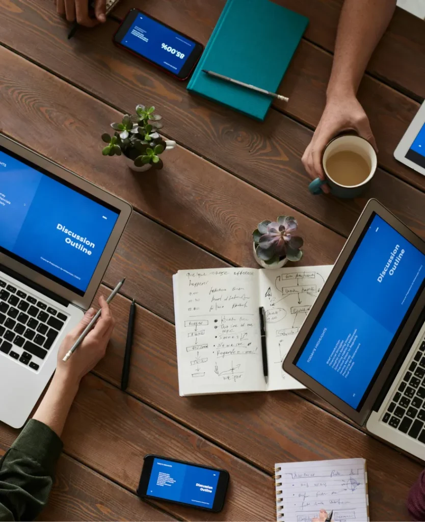 Mesa com notebooks bons e baratos em reunião de trabalho e estudo