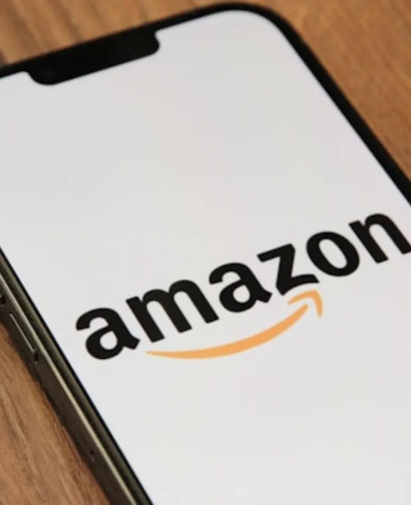 Logo da Amazon exibido em um smartphone sobre uma mesa, representando as ofertas escondidas Amazon