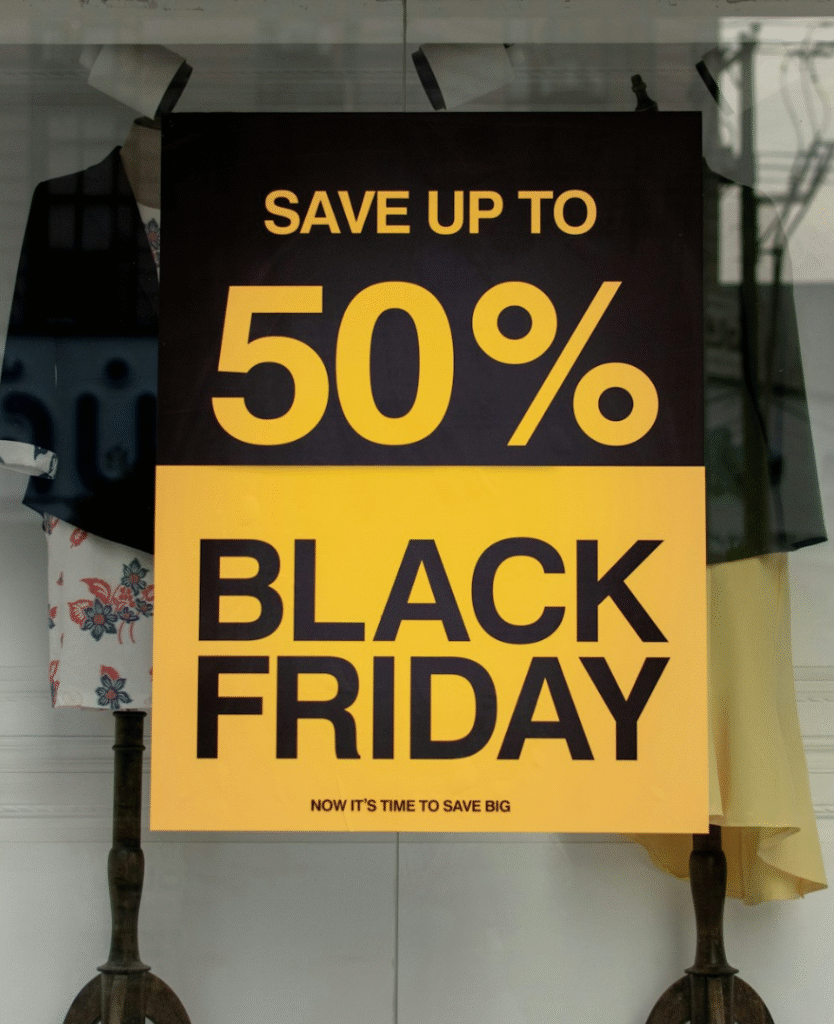 Cartaz com oferta de até 50% de desconto destacando se vale a pena comprar na Black Friday.