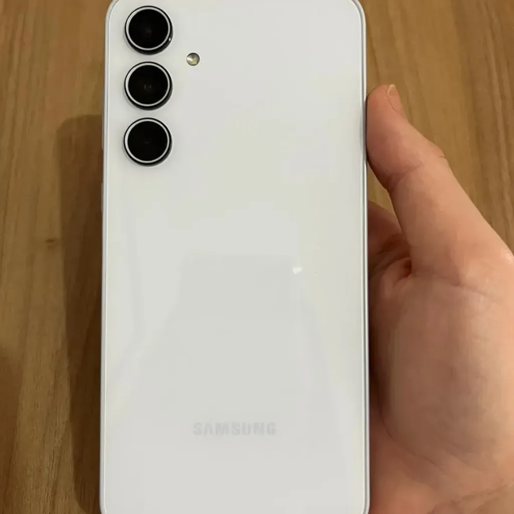 Design moderno Samsung Galaxy A35 5G com traseira de vidro