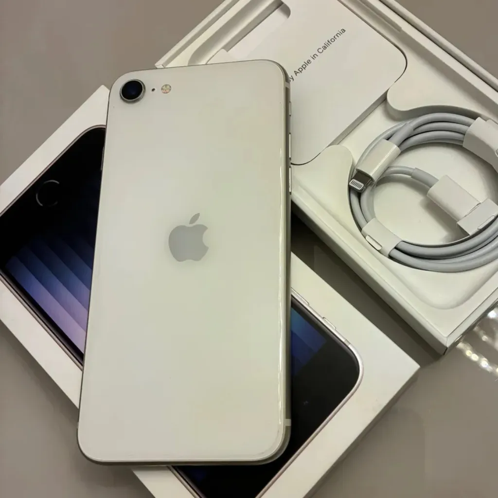Design moderno Samsung Galaxy A35 vc iPhone SE 5G com traseira de vidro