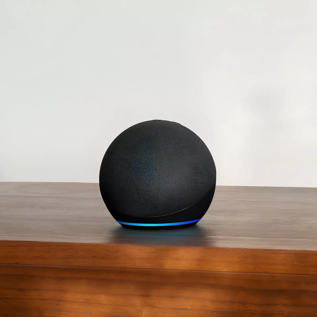 Amazon Echo Dot 5th Gen com assistente virtual Alexa em uma mesa